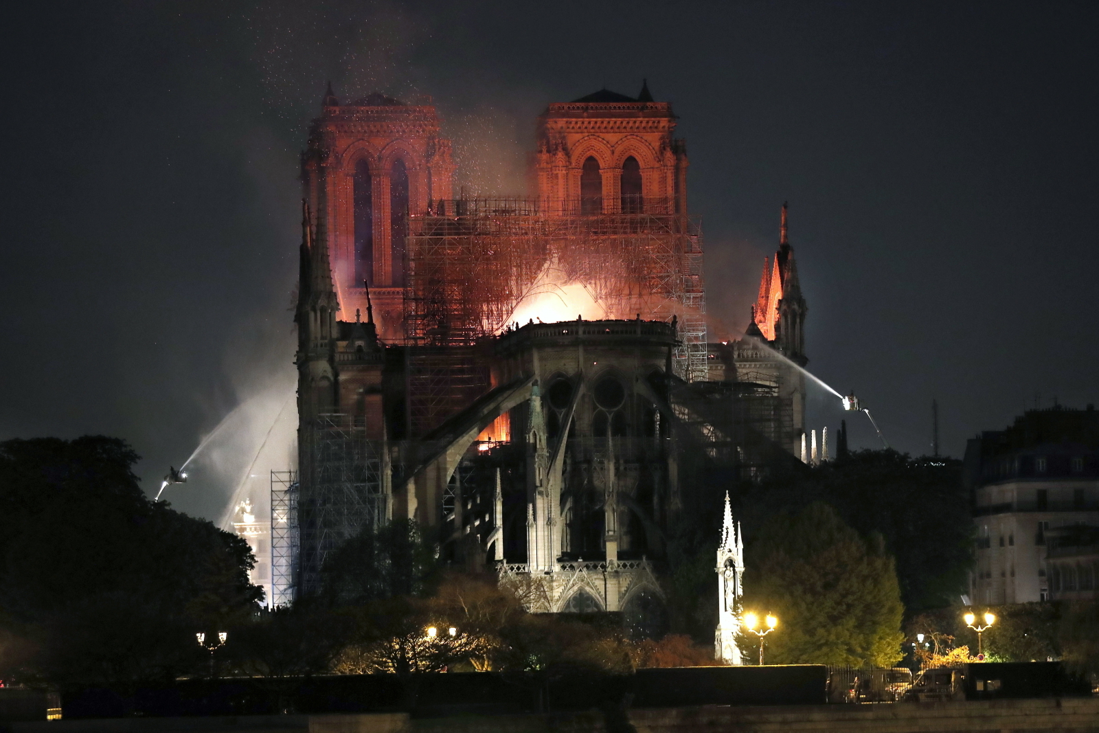 Płonęła historyczna katedra Notre Dame