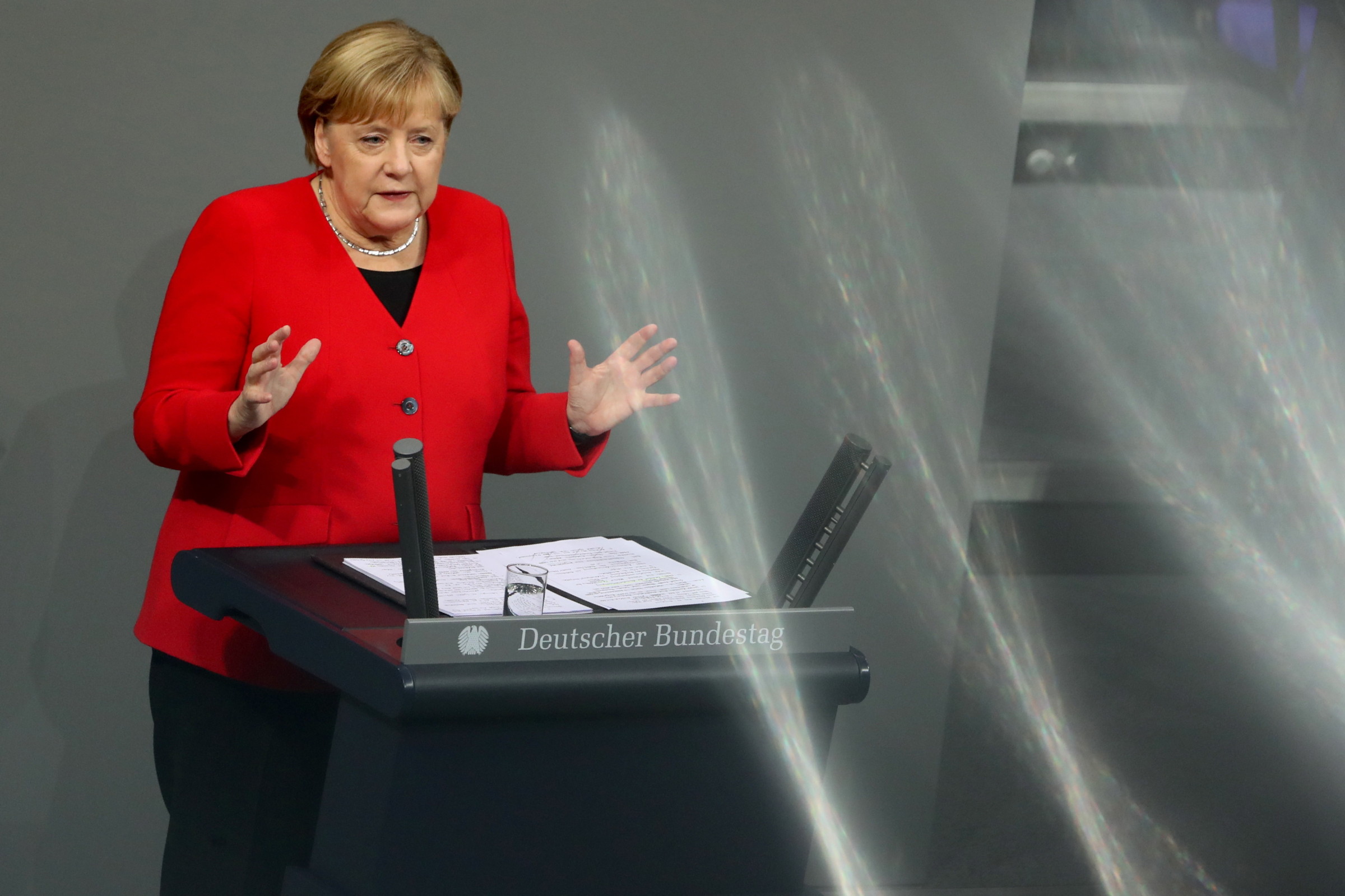 Angela Merkel broni NATO w niemieckim parlamencie
