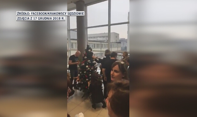 Krakowscy sędziowie dekorują choinkę bombkami z napisem &quot;Konstytucja&quot; 17 grudnia 2018 r.