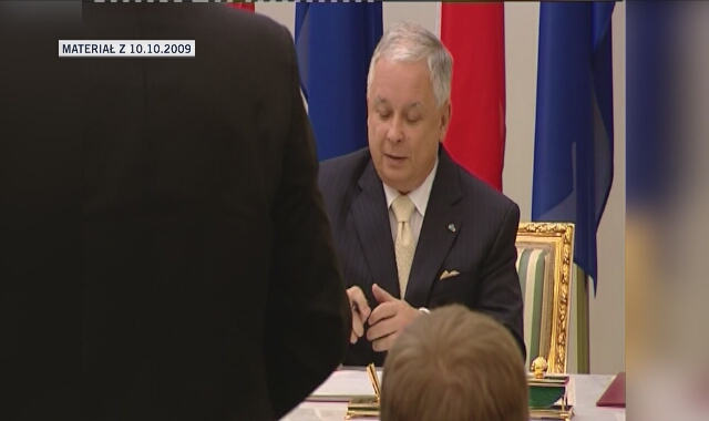 Prezydent Lech Kaczyński podpisał akt ratyfikacji traktatu lizbońskiego (archiwum)