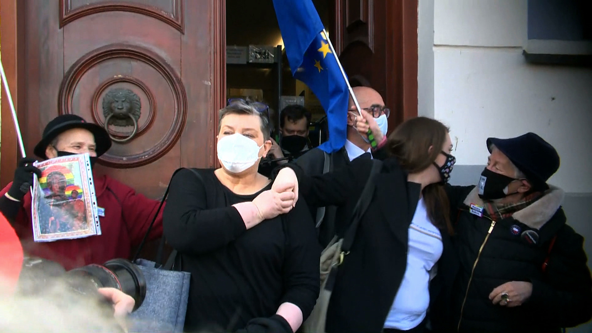 Tęczowa Matka Boska nie obraża. Sąd w Płocku uniewinnił trzy aktywistki