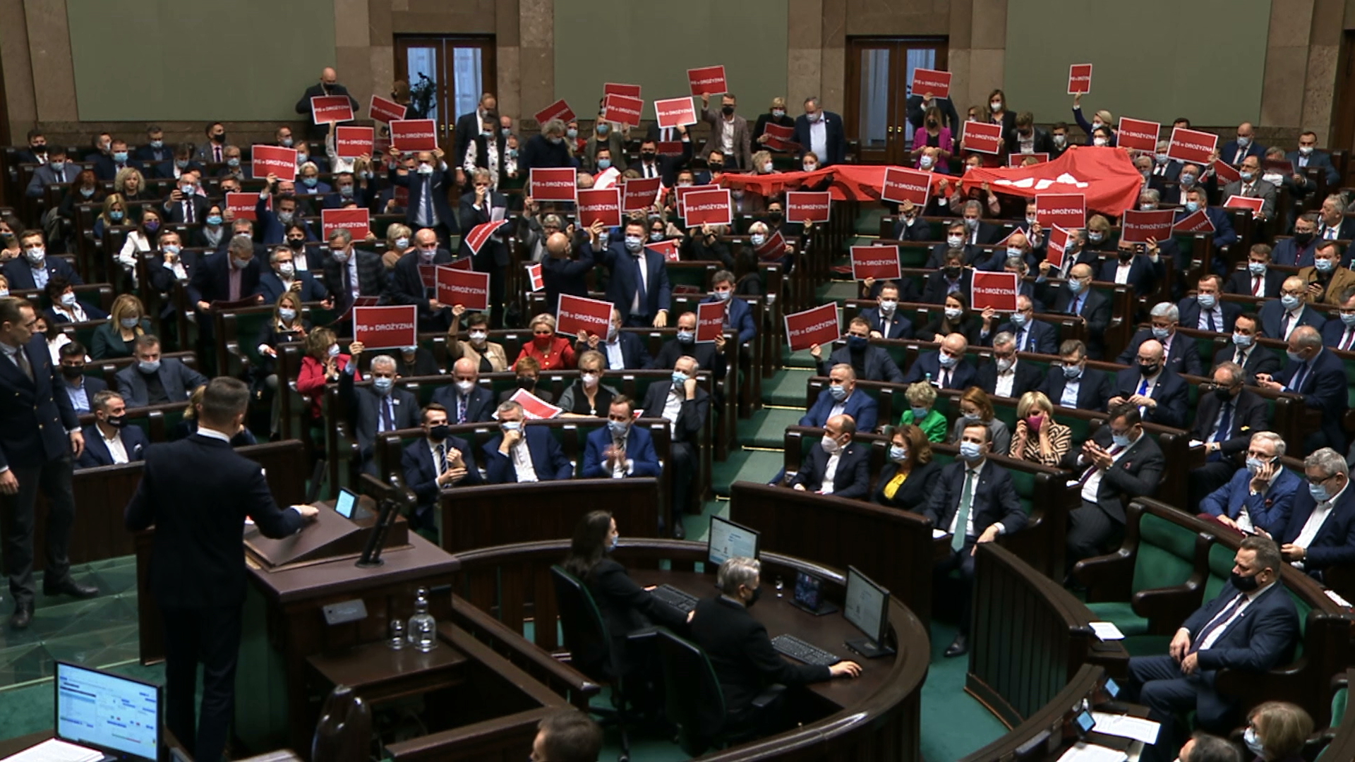 Sejm przyjął budżet na 2022 rok. Wśród głosujących był również Łukasz Mejza