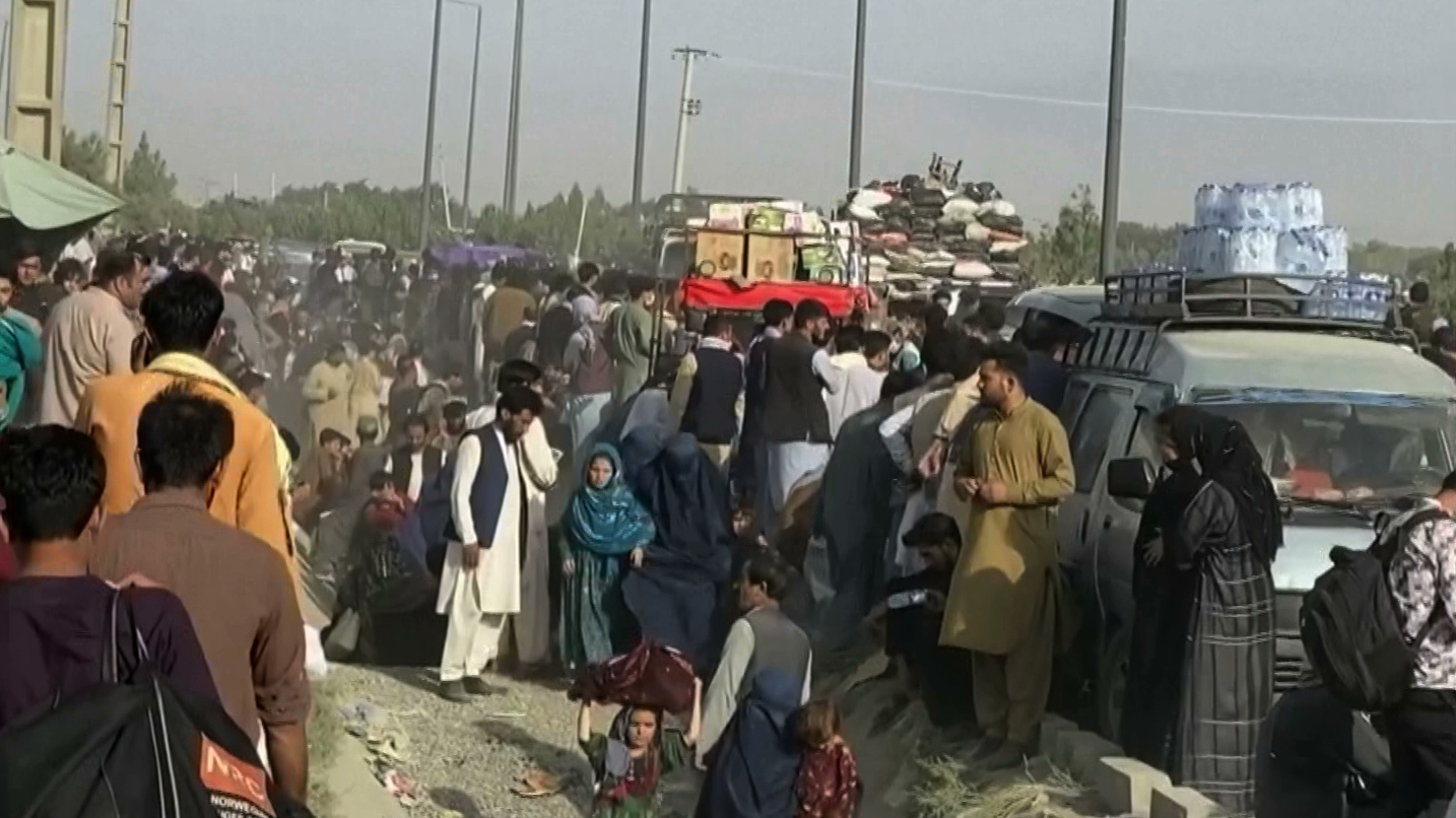 Tłumy Afgańczyków próbują dostać się na lotnisko w Kabulu. Obywatele polscy ewakuowani