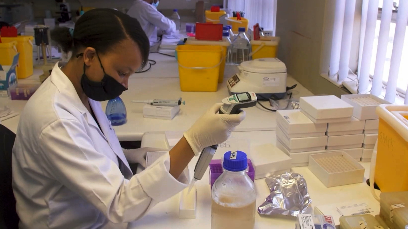 Naukowcy z RPA badają specyfikę wariantu omikron