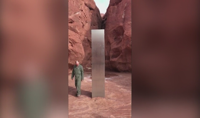 Metalowy monolit odkryty na pustyni w Utah
