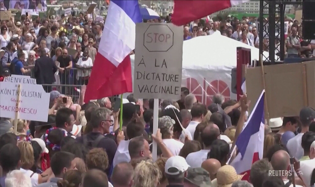 Manifestacja przeciwko certyfikatom sanitarnym w Paryżu