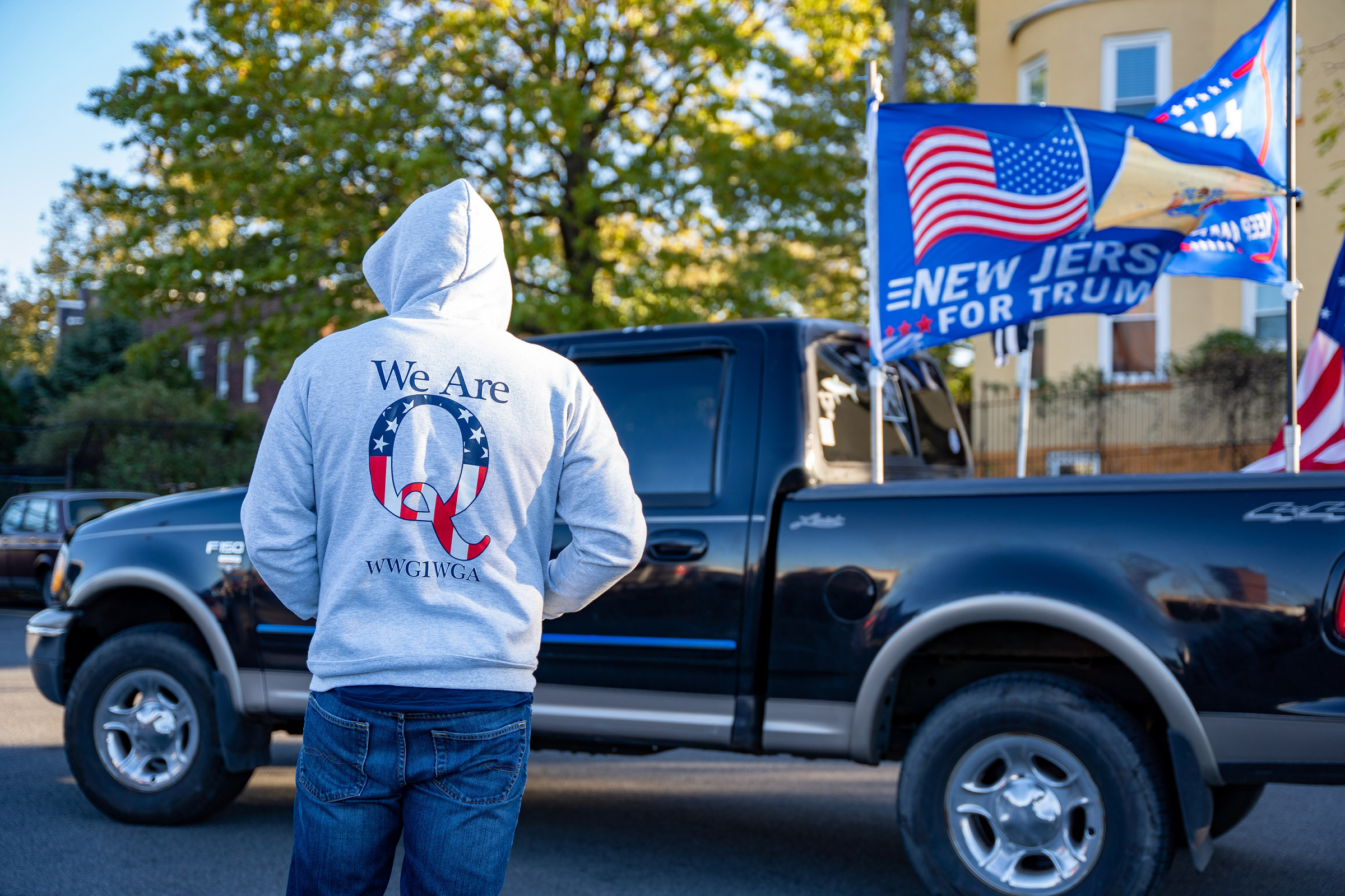 2 listopada 2020 roku, Weehawken, New Jersey. Mężczyzna w bluzie QAnon na wiecu Donalda Trumpa
