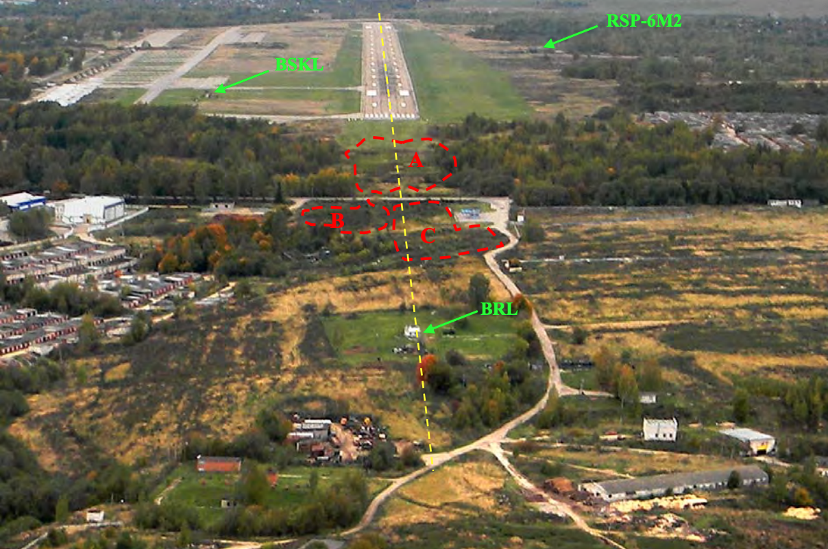 Wygląd terenu w pasie podejścia do lotniska w Smoleńsku z zaznaczonymi kępami drzew