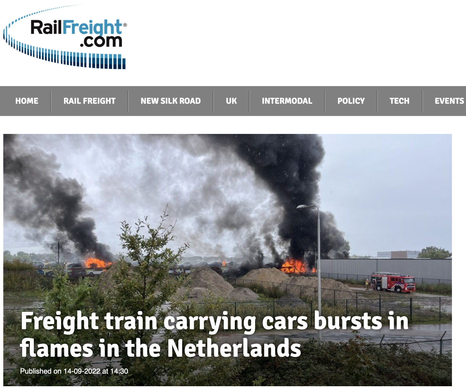 "Pociąg towarowy przewożący samochody stanął w płomieniach w Holandii"